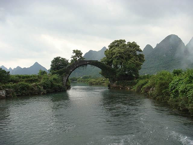 ouroude brug over de Li-rivier